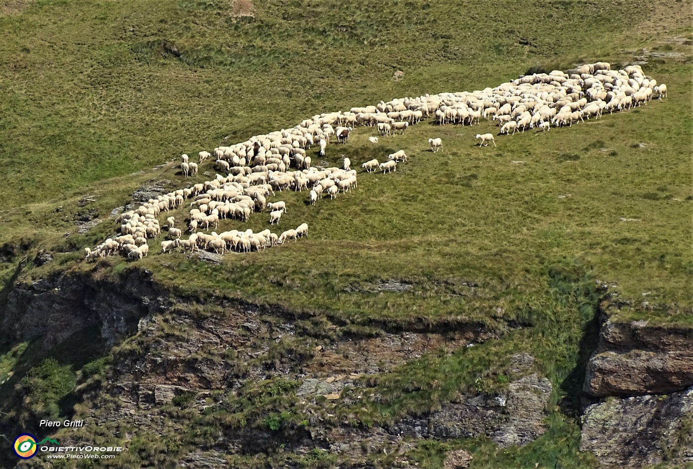 40 ...e si dispone in forma allungata fermandosi sopra il precipizio a picco sui Laghi Gemelli.JPG